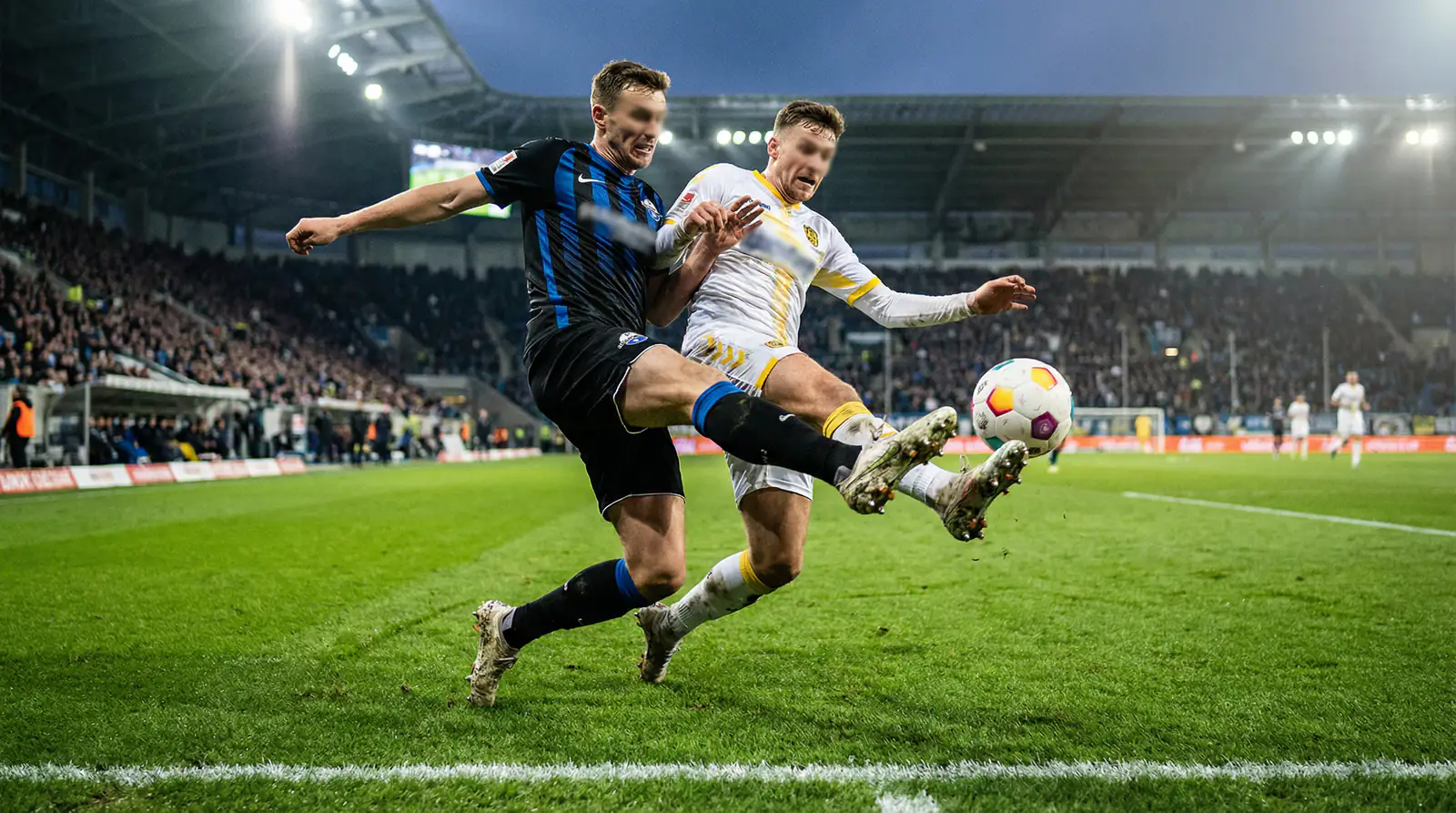 Doppelte Chance Wetten Bundesliga – Fußballspieler im Zweikampf bei Bundesligaspiel