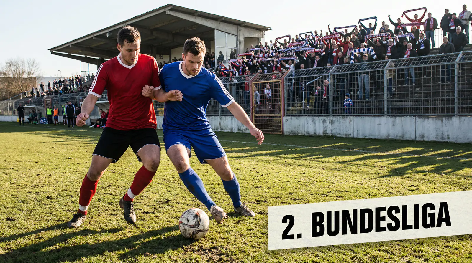 2. Bundesliga Wetten – Fußballspieler im Zweikampf auf dem Naturrasen eines Zweitliga-Stadions